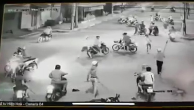 Nhóm côn đồ dùng mã tấu chặt phá xe của dân phòng